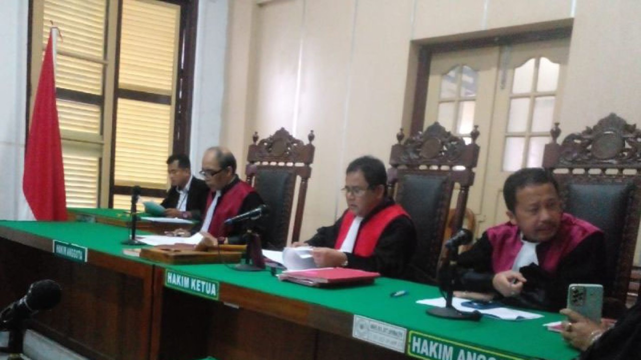 Hakim Ketua Firza Andriansyah (kanan) membacakan amar putusan di Pengadilan Negeri Medan, Sumatera Utara, Selasa (19/9/2023). ANTARA/M Sahbainy Nasution.