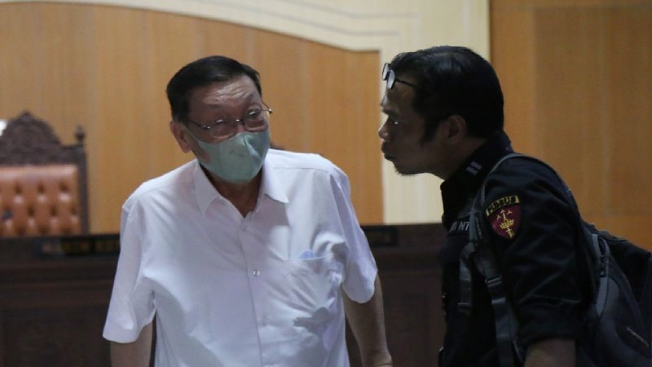 Petugas kejaksaan mengawal Direktur PT AMG Po Suwandi selaku terdakwa kasus dugaan korupsi tambang pasir besi dari ruang sidang di Pengadilan Tipikor pada Pengadilan Negeri Mataram, NTB, Kamis (21/9/2023). (ANTARA/Dhimas B.P.)