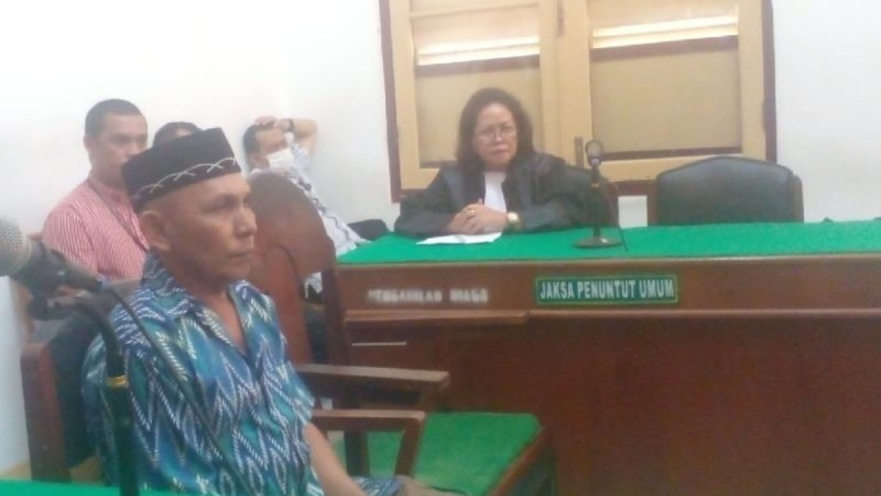 Terdakwwa M.Yacob alias Acob mendengarkan amar putusan dari majelis hakim di Pengadilan Negeri Medan, Sumatera Utara, Selasa (26/9/2023). (ANTARA/M Sahbainy Nasution)