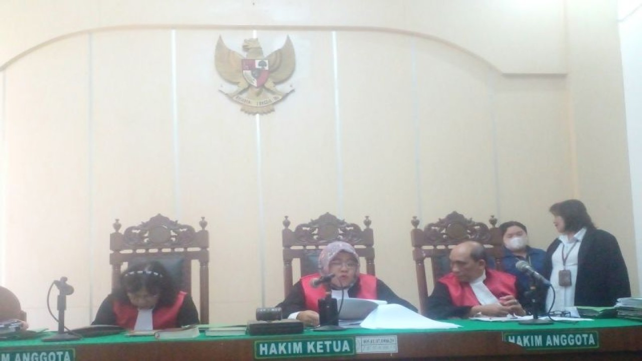 Hakim Ketua Pinta Uli Tarigan (tengah) membacakan amar putusan di Pengadilan Negeri Medan, Sumatera Utara, Selasa (26/9/2023). (ANTARA/M Sahbainy Nasution)