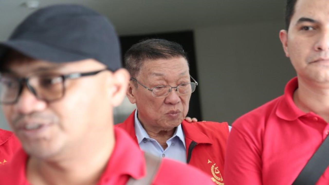 Arsip foto - Po Suwandi (tengah) ketika masih berstatus tersangka korupsi tambang pasir besi PT AMG usai mengikuti pelaksanaan tahap dua di Kantor Kejati NTB, Mataram, Jumat (7/7/2023). ANTARA/Dhimas B.P.