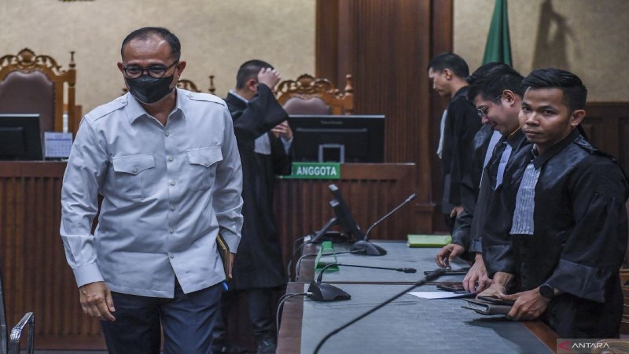 Terdakwa kasus gratifikasi dan Tindak Pidana Pencucuian Uang (TPPU) Rafael Alun Trisambodo (kiri) meninggalkan ruang sidang usai menjalani sidang putusan sela di Pengadilan Tipikor, Jakarta, Senin (18/9/2023). Dalam sidang tersebut Majelis hakim Pengadilan Tipikor Jakarta menolak nota keberatan atau eksepsi yang diajukan mantan pejabat Ditjen Pajak Kementerian Keuangan Rafael Alun Trisambodo dan sidang dilanjutkan ke tahap pembuktian. ANTARA FOTO/Galih Pradipta/hp.