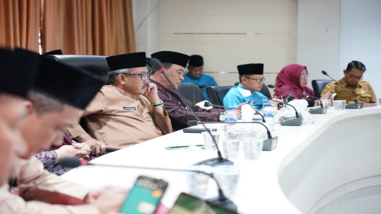 Sekretaris Daerah Kota Batam Jefridin Hamid (baju coklat) mengikuti secara virtual Rapat Koordinasi (Rakor) Peningkatan Penggunaan Produk Dalam Negeri (P3DN), bersama Kementerian Dalam Negeri melalui zoom meeting dari Kantor Wali Kota Batam (ANTARA/HO-Pemkot Batam)