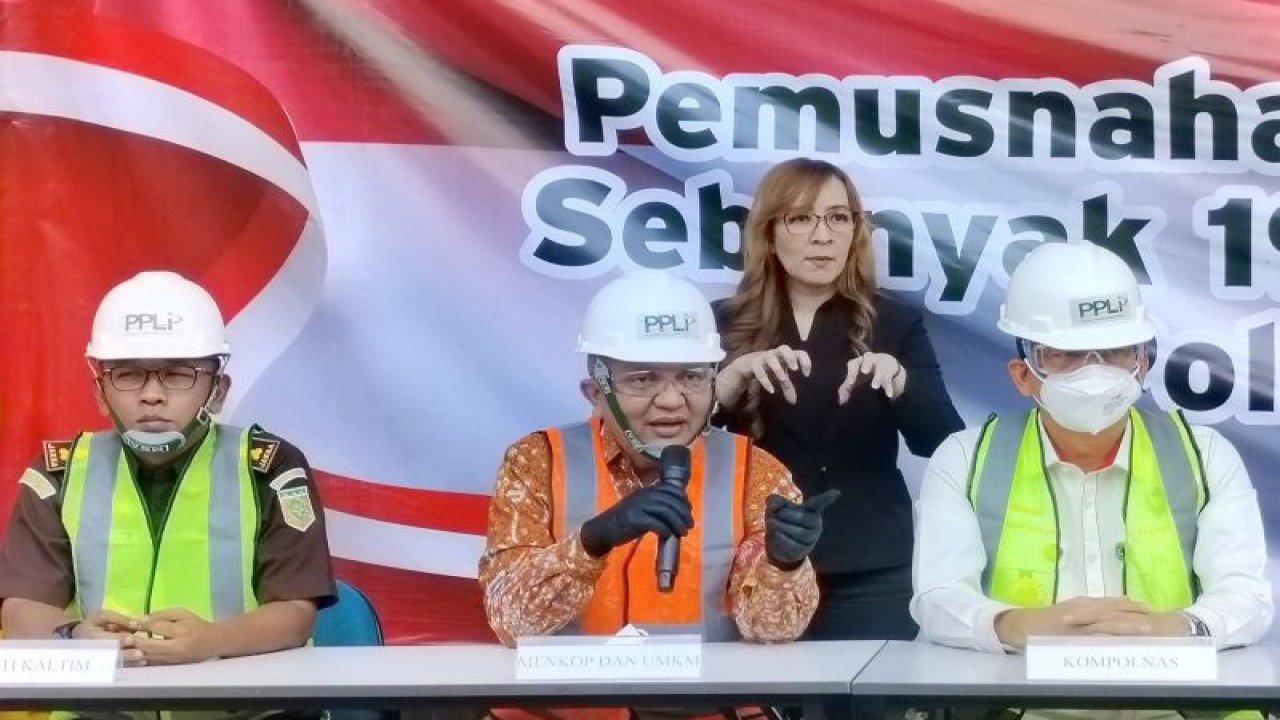 Deputi Bidang Usaha Kecil dan Menengah Kemenkop UKM Hanung Harimba Rachman (tengah) dalam pemusnahan pakaian bekas impor di tempat pengolahan limbah PT Prasadha Pamunah Limbah Industri (PPLI), Kabupaten Bogor, Jawa Barat, Rabu (20/9/2023). ANTARA/M Fikri Setiawan.