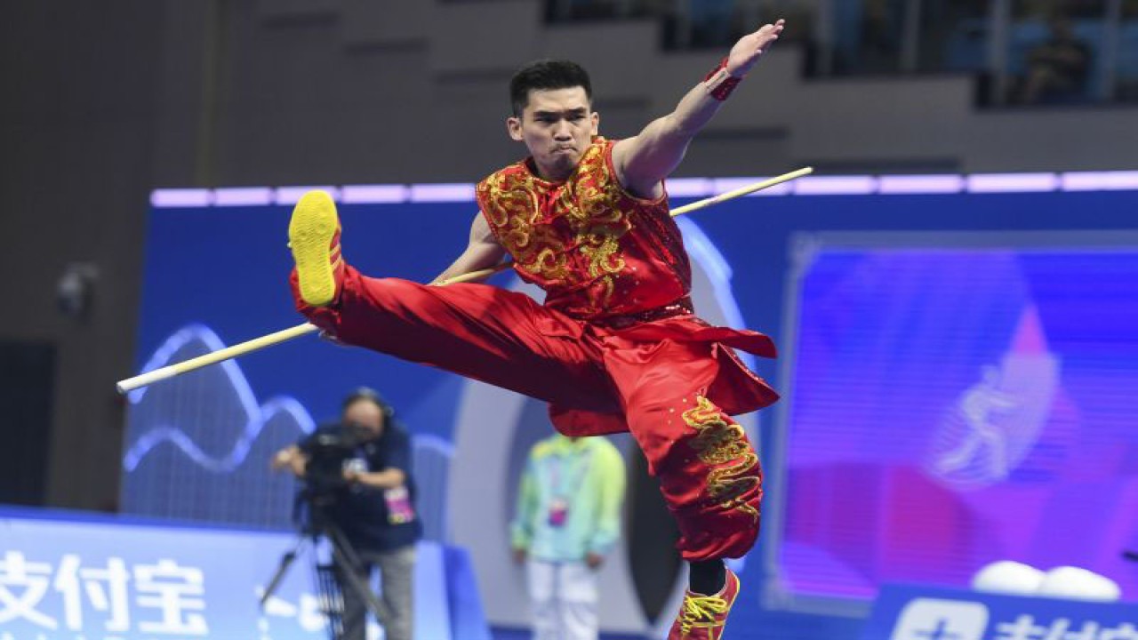 Pewushu Indonesia Harris Horatius tampil pada final nomor nangun putra Asian Games 2022 di Xiaoshan Guali Sports Centre, Hangzhou, China, Selasa (26/9/2023). Harris Horatius berhasil meraih emas nomor Nanquan dan Nangun All Round usai meraih total poin 19,506 (nanquan 9,756 poin dan nangun 9,750 poin). ANTARA FOTO/Hafidz Mubarak A/foc.