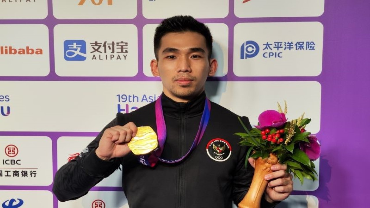Atlet wushu Indonesia Harris Horatius melakukan selebrasi setelah meraih emas wushu taolu nomor kombinasi nanquan+nangun Asian Games Hangzhou. (26/9/2023) (ANTARA/Aditya E. S. Wicaksono)