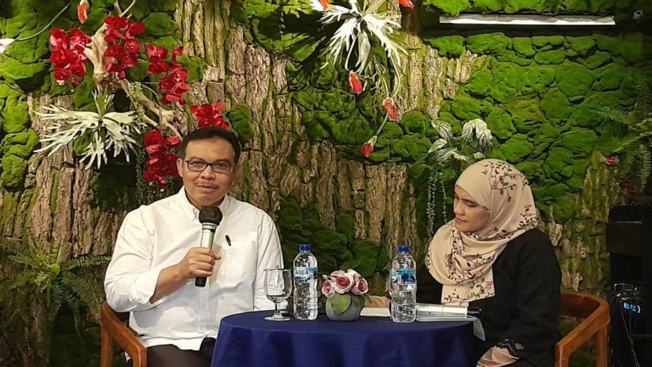 Kepala BKKBN Hasto Wardoyo (kiri) dalam diskusi bersama media terkait program kontrasepsi untuk mempercepat penurunan stunting di Jakarta, Jumat (22/9/2023). (ANTARA/Lintang Budiyanti Prameswari)