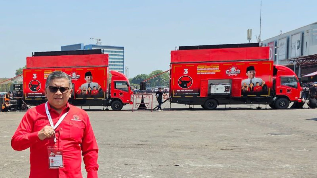 Sekretaris Jenderal PDIP Hasto Kristiyanto saat memamerkan Mobil Bioskop PDIP di JiExpo Kemayoran, Jakarta, Jumat (29/9/2023). (ANTARA/HO-PDIP)