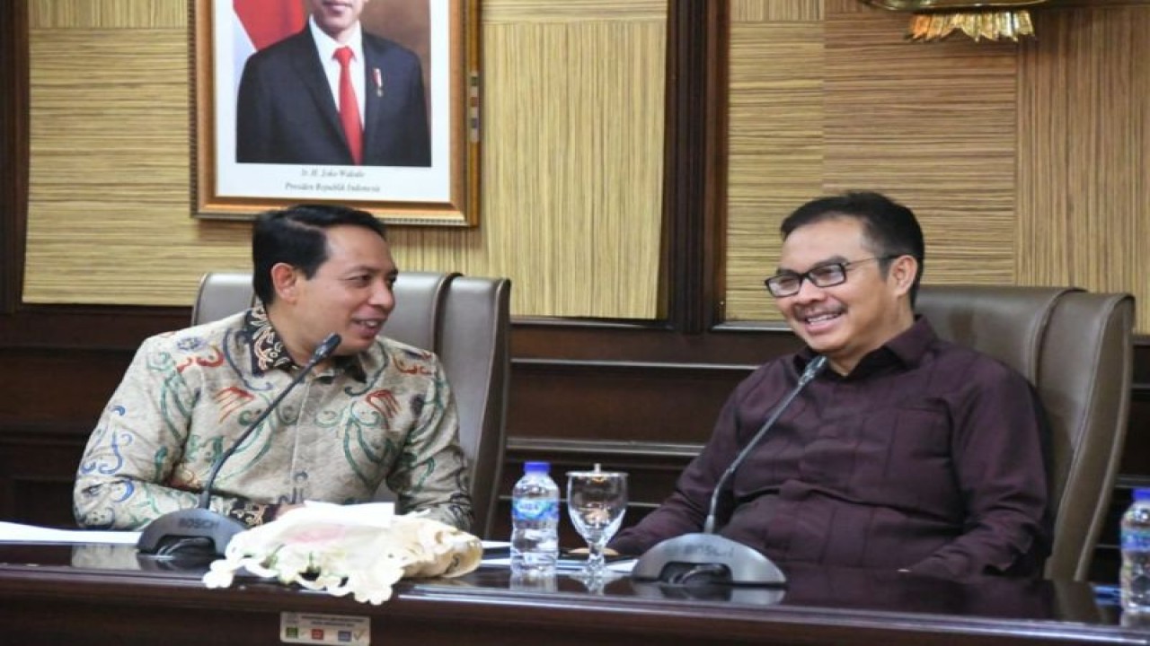 Kepala BKKBN Hasto Wardoyo (kanan) menerima audiensi dari Wakil Walikota Bengkulu Dedy Wahyudi (kiri) pada Selasa (5/9/2023) di Jakarta. (ANTARA/HO-BKKBN)
