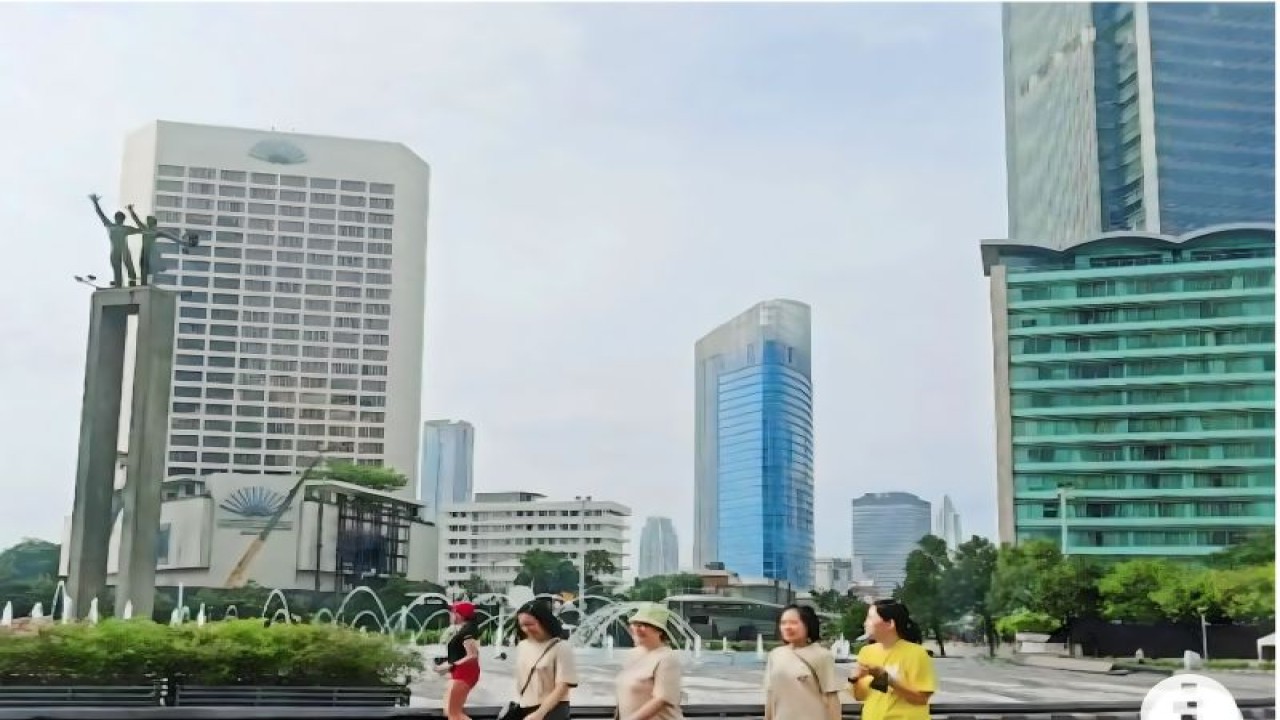 Arsip Foto - Hari Bebas Kendaraan Bermotor (HBKB) atau "Car Free Day" di Bundaran HI, Minggu (26/3/2023). (ANTARA/Siti Nurhaliza)