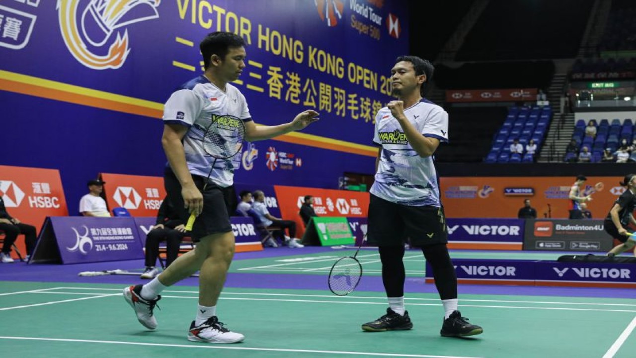 Ganda putra Hendra Setiawan/Mohammad Ahsan melaju ke perempat final Hong Kong Open 2023 setelah mengalahkan pasangan asal Taiwan, Chiu Hsiang Chieh/Yang Ming Tse, pada babak 16 besar di Kowloon, Kamis. (ANTARA/HO-PP PBSI)