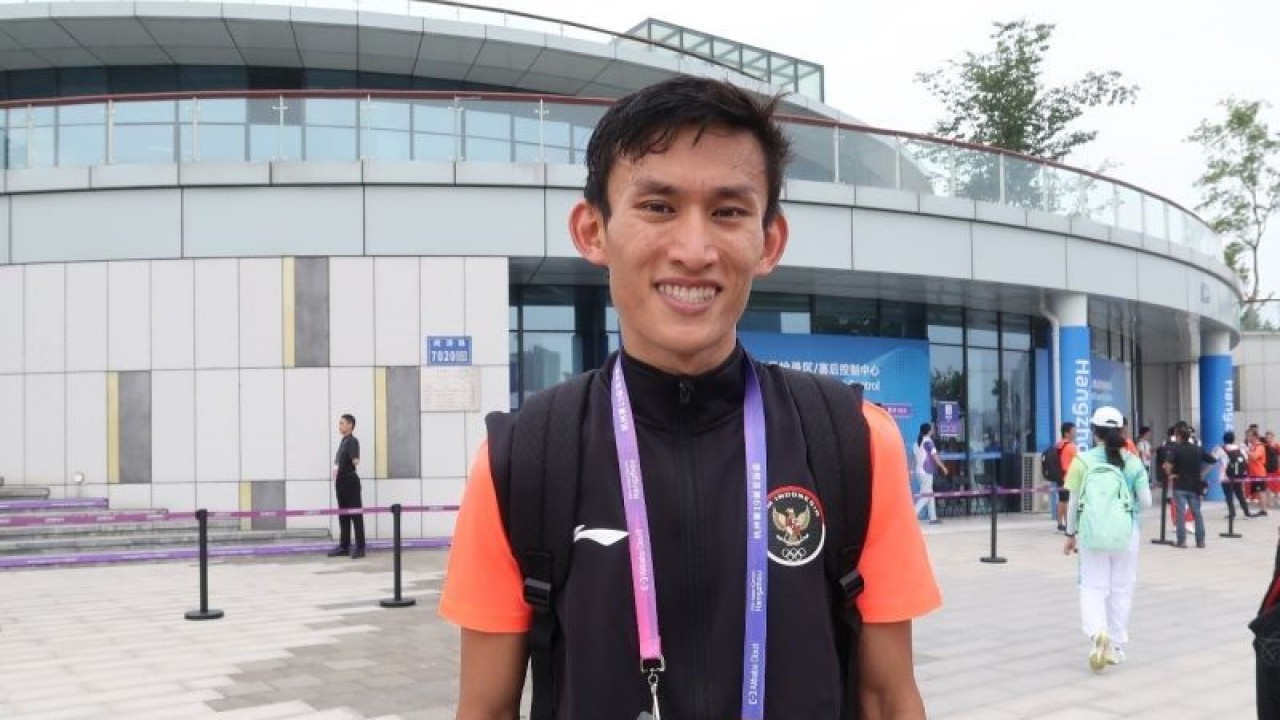 Atlet jalan cepat Indonesia Hendro Yap berpose setelah berlomba di nomor 20 kilometer putra Asian Games 2022 di Qiantang River Green Belt, Hangzhou, Jumat (29/9/2023). (ANTARA/NANIEN YUNIAR)