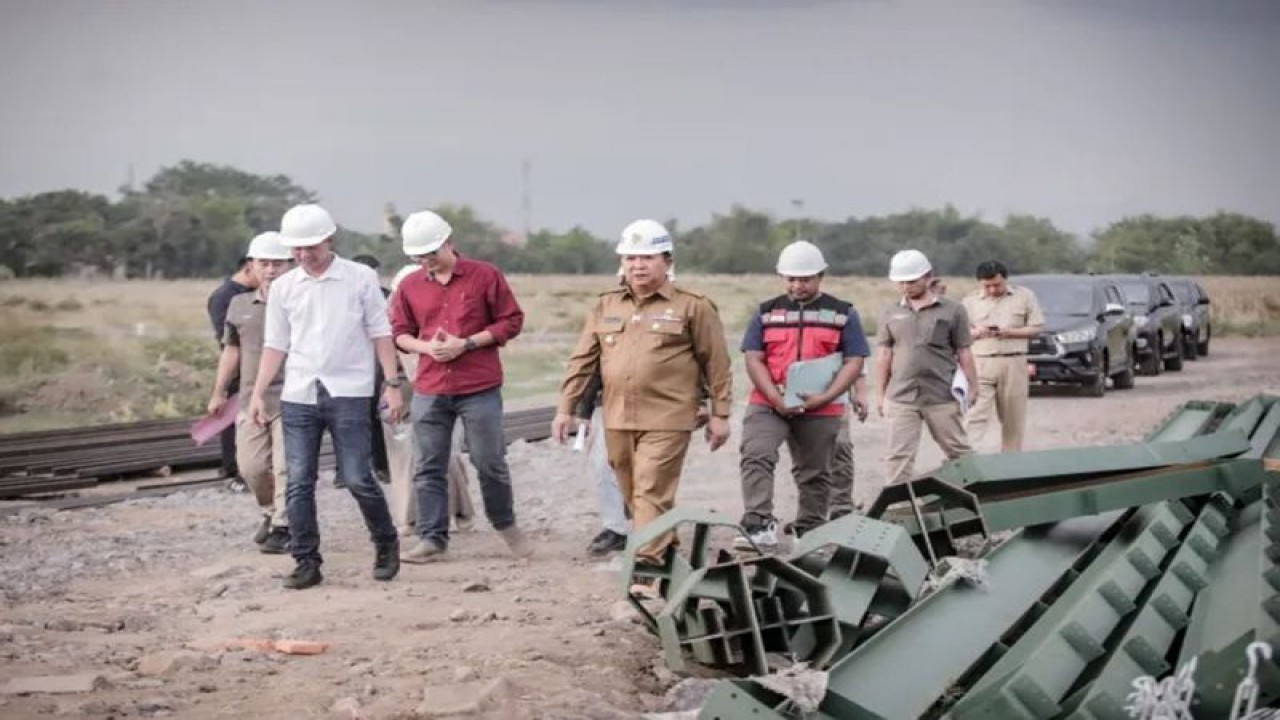 Bupati Jember Hendy Siswanto bersama sejumlah pejabat mengecek proses pembangunan pabrik pupuk organik di Desa Wirowongso, Kecamatan Ajung, Kabupaten Jember, Selasa (19/9/2023). (ANTARA/HO-Diskominfo Jember)