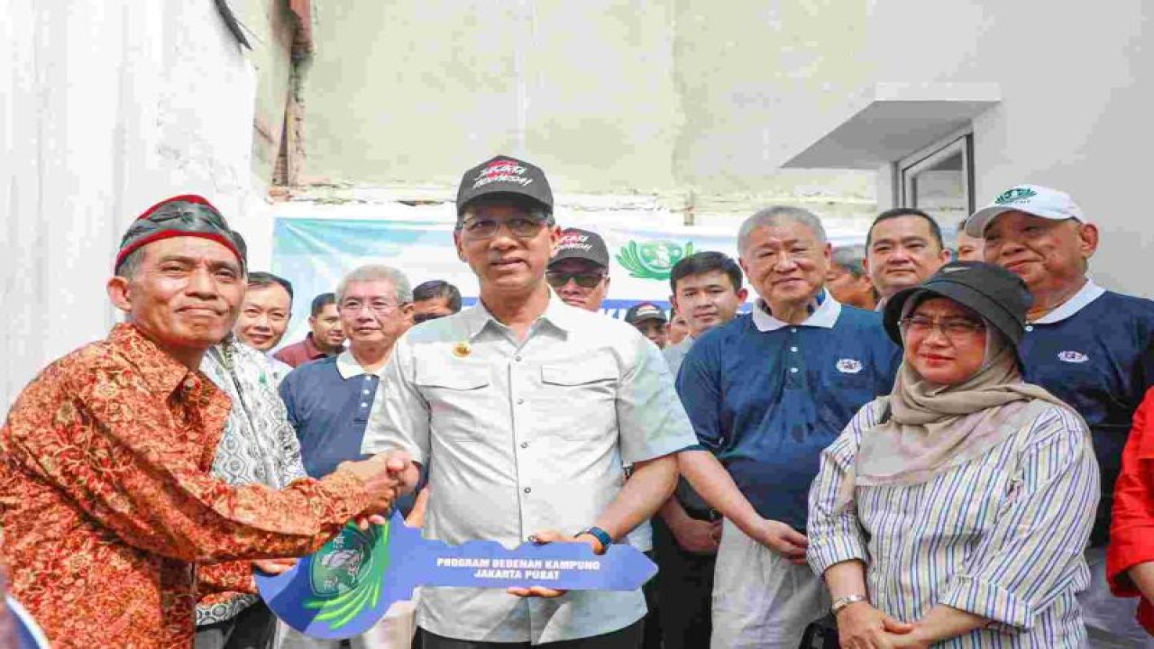 Penjabat Gubernur DKI Jakarta Heru Budi Hartono saat menghadiri acara bedah rumah di Kelurahan Pegangsaan, Menteng, Jakarta Pusat, Minggu (10/9/2023). ANTARA/HO-PPID DKI Jakarta