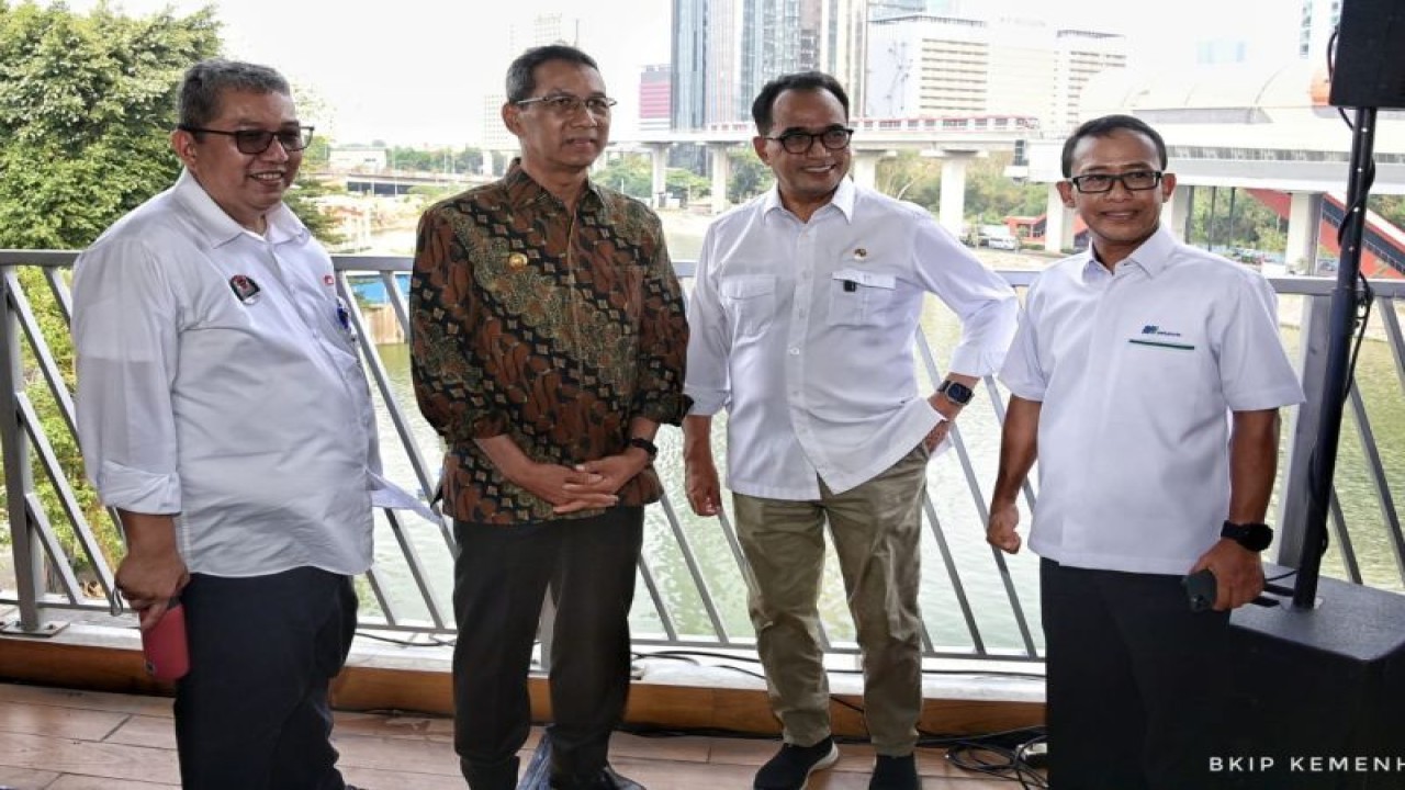 (Dari kiri kekanan) Dirjen Perkeretaapian Kemenhub Risal Wasal, Pj Gubernur DKI Jakarta Heru Budi Hartono, Menhub Budi Karya Sumadi, dan Direktur Utama PT MRT Jakarta Tuhiyat saat peresmian Jembatan Penyeberangan Multiguna (JPM) Dukuh Atas di Jakarta, Rabu (13/9/2023). ANTARA/HO-BKIP Kemenhub