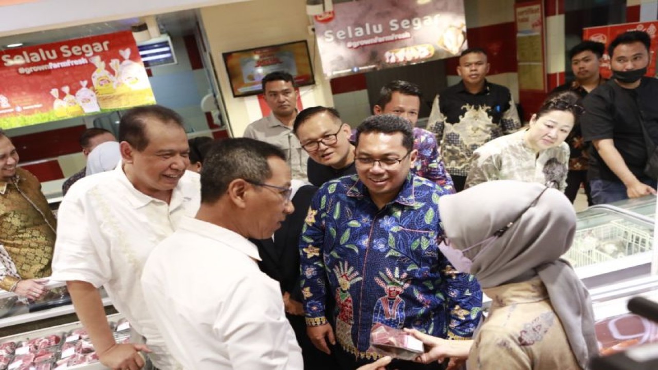 Penjabat (Pj) Gubernur DKI Jakarta Heru Budi Hartono bersama Direktur Utama Perumda Dharma Jaya Raditya Endra Budiman mengunjungi salah satu gerai daging di wilayah Jakarta. ANTARA/ HO-Perumda Dharma Jaya