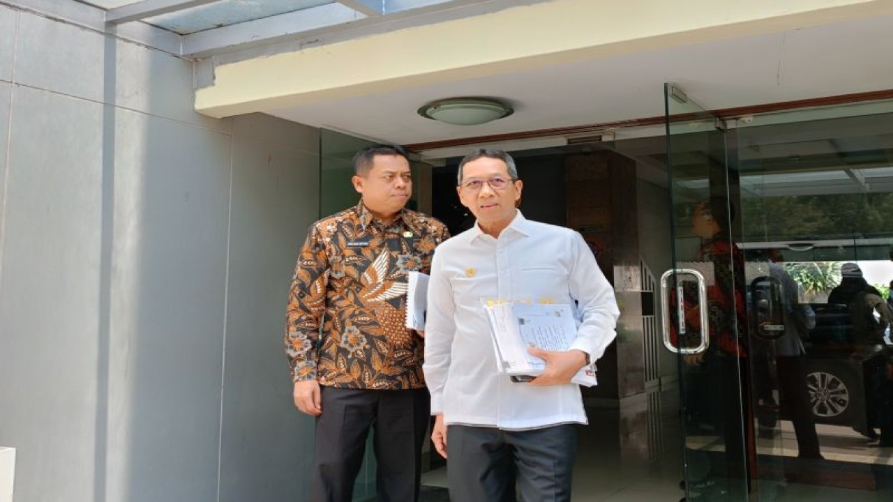 Penjabat (Pj) Gubernur DKI Jakarta Heru Budi Hartono bersama Sekretaris Daerah (Sekda) DKI Jakarta Joko Agus Setyono di Gedung Inspektorat Jenderal Kementerian Dalam Negeri (Itjen Kemendagri), Gambir, Jakarta Pusat, Jumat (29/9/2023). ANTARA/Siti Nurhaliza
