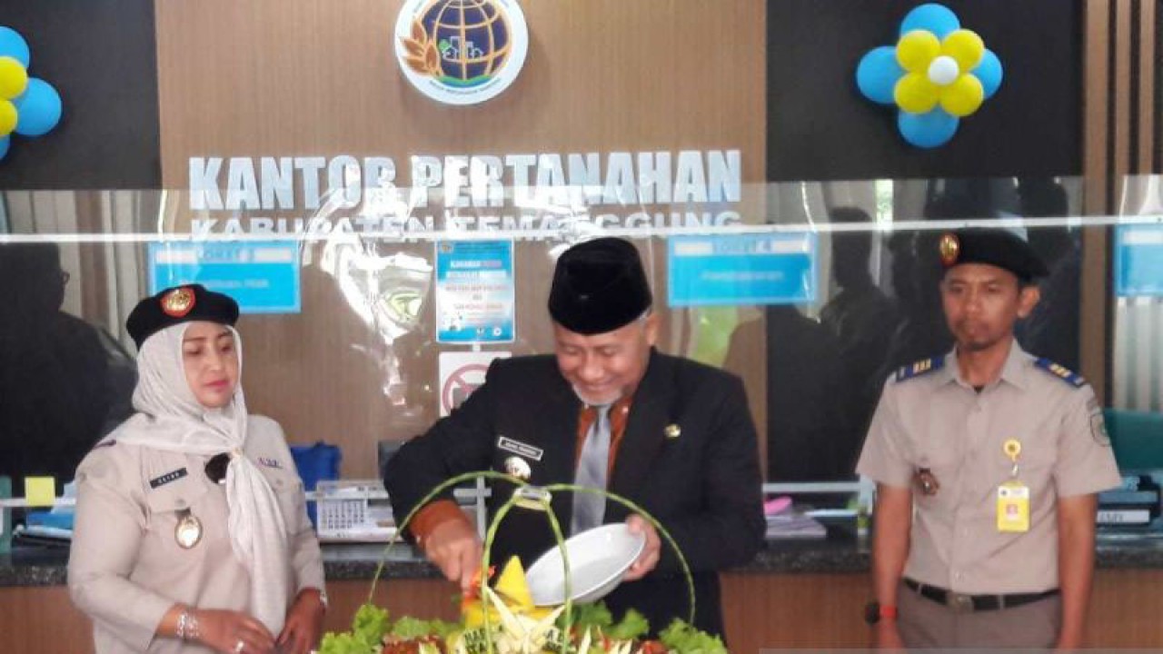 Penjabat Bupati Temanggung Hery Agung Prabowo memotong tumpeng usai upacara peringatan Hari Agraria dan Tata Ruang tahun 2023 di halaman Kantor Pertanahan Kabupaten Temanggung, Jawa Tengah, Senin (25/9/23). ANTARA/Heru Suyitno