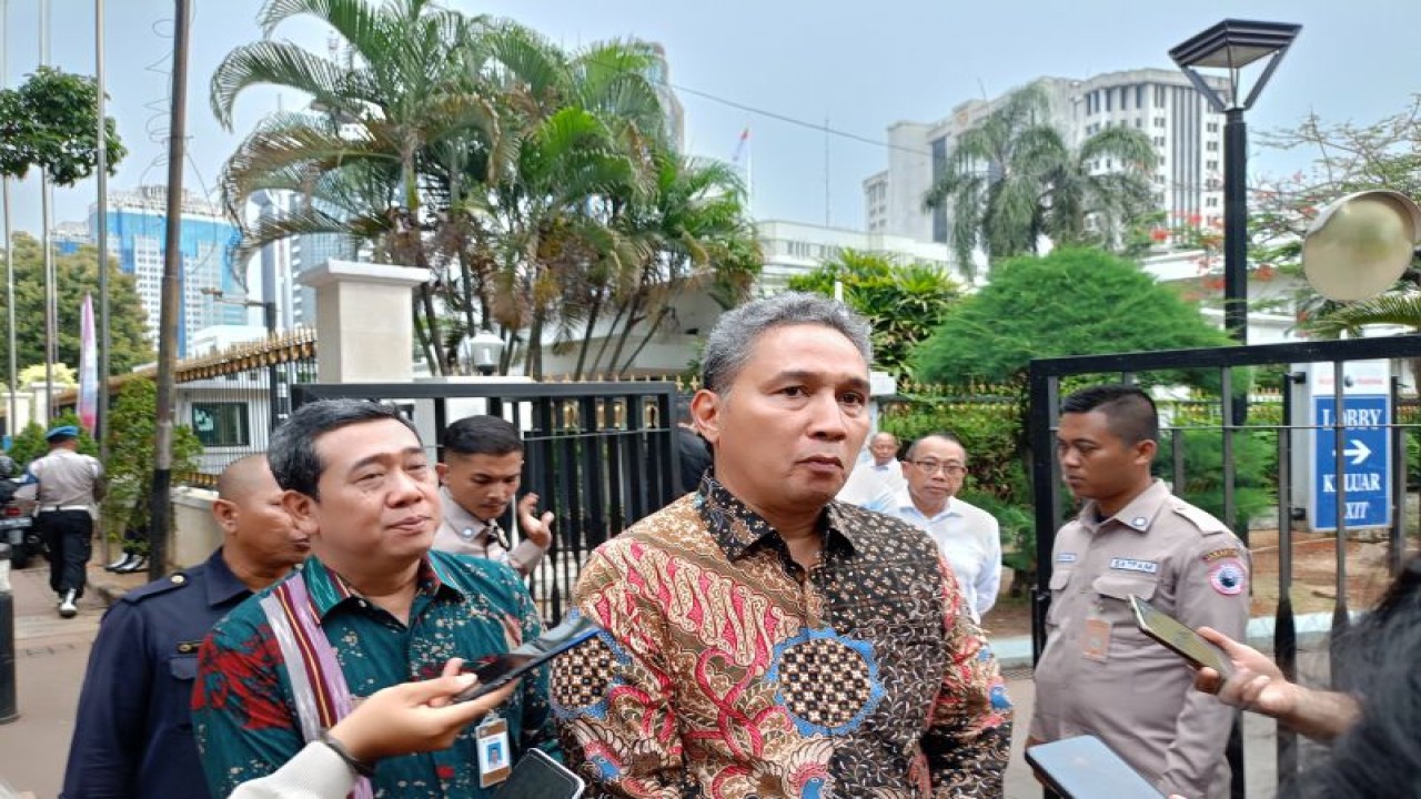 Direktur Jenderal Kebudayaan Kemendikbudristek, Hilmar Farid di Museum Nasional, Jalan Medan Merdeka Barat, Jakarta Pusat, Selasa (19/9/2023). (ANTARA/Siti Nurhaliza)
