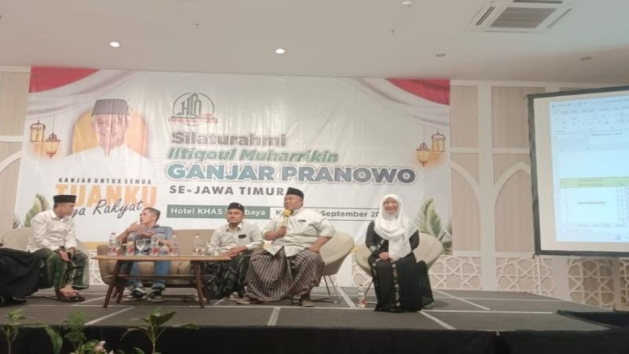 Koordinator Nasional Himpunan Santri Nusantara (Hisnu) Yusuf Hidayat (dua dari kanan) di acara Silaturahmi Iltiqoul Muharrikin Ganjar Pranowo se-Jawa Timur di Surabaya, Kamis (7/9/2023). (ANTARA/HO-Hisnu)