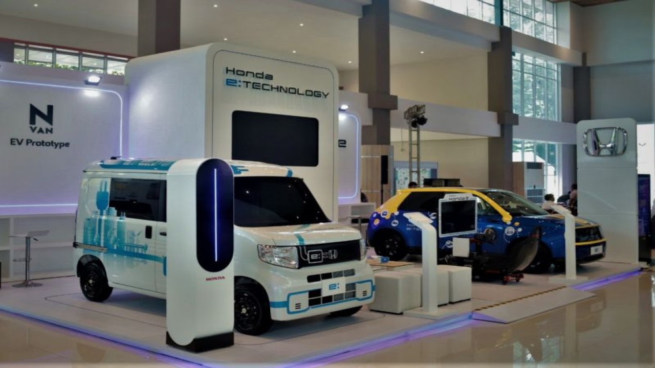 Honda e (kanan) dan N-VAN EV Prototype ditampilkan pada pameran elektrifikasi Indonesia Electric Motor Show (IEMS) 2023 di Gedung ICC BRIN, Kawasan Sains Teknologi (KST) Soekarno, Cibinong, Bogor, Jawa Barat, Rabu (20/9/2023) (ANTARA/HO-Honda Prospect Motor)