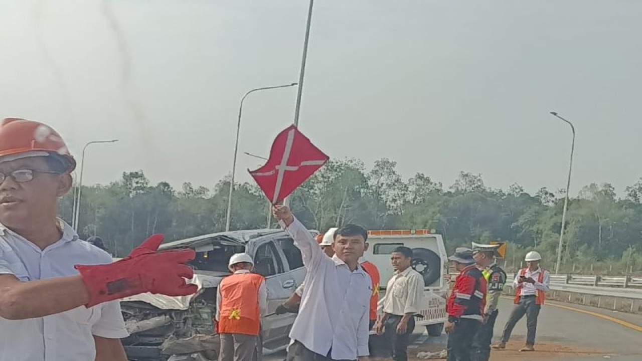 Petugas pengelola tol saat mengevakuasi korban kecelakaan di Simpang Susun Prabumulih Jalur A Tol Indralaya-Prabumulih, Sumatera Selatan, Kamis (21/9/2023). (ANTARA/Syarif Abdullah)