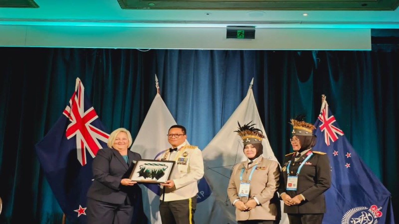 Kadiv Hubungan Internasional (Hubinter) Irjen Pol. Krishna Murti mewakili Kapolri Jenderal Pol. Listyo Sigit Prabowo menerima penghargaan "IAWP Awards He For She 2023" di Selandia Baru, Minggu (17/9/2023). ANTARA/HO-Divisi Humas Polri