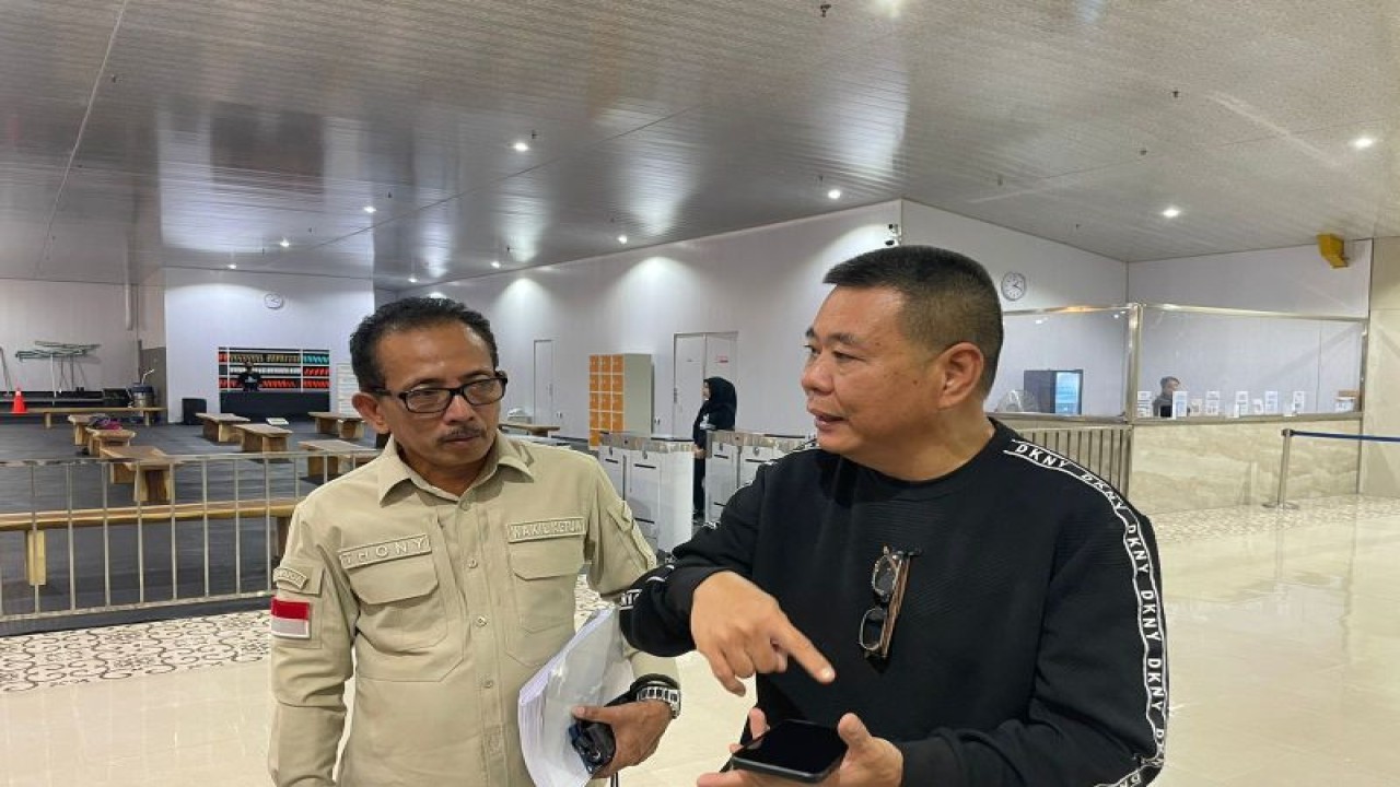 Wakil Ketua DPRD Surabaya AH Thony ditemui Direktur MSquare Ice Arena Bunyamin Christianto saat mengunjungi Ice Skating Arena di Maspion Square Surabaya pada Senin (25/9/2023). ANTARA/Abdul Hakim