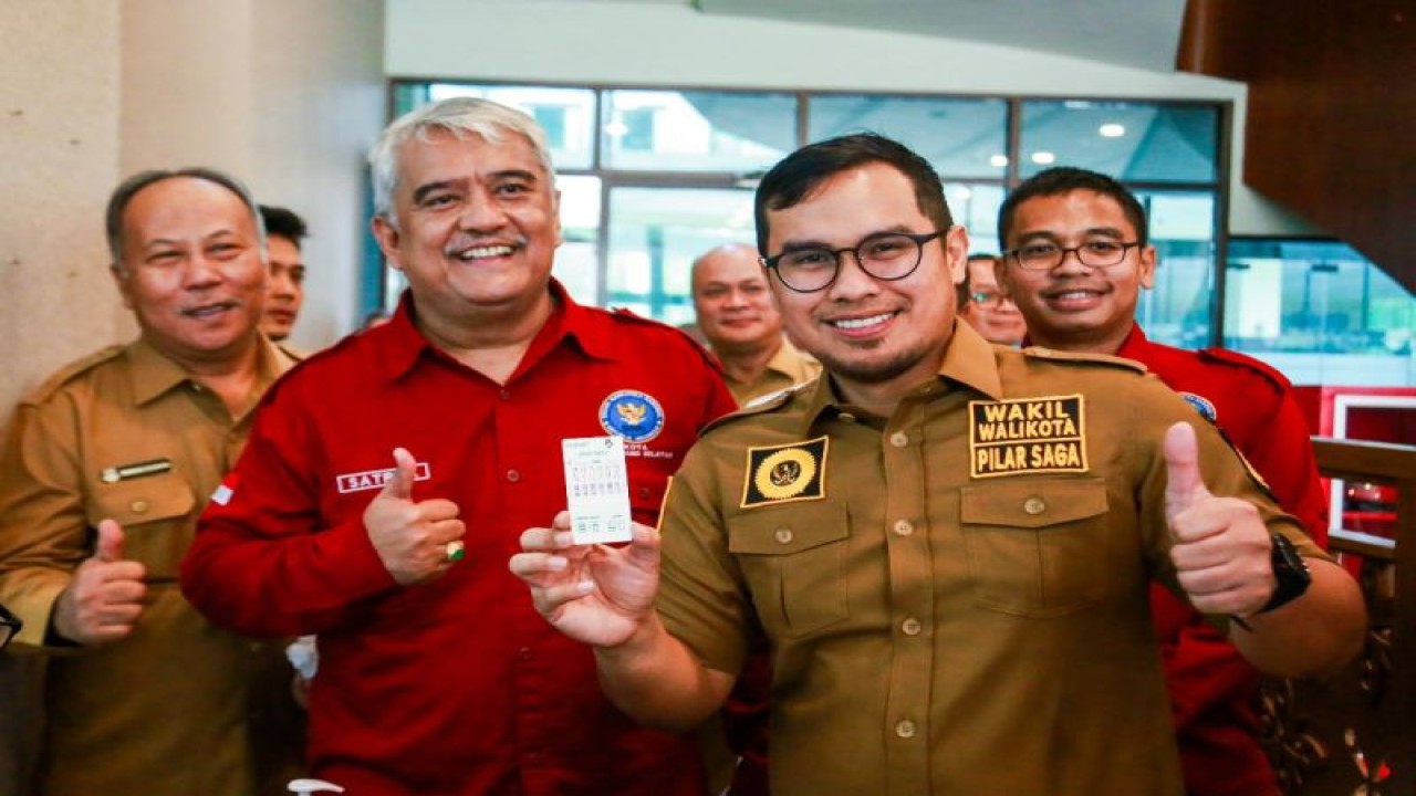 Wakil Wali Kota Tangerang Selatan Pilar Saga Ichsan didampingi Kepala BNN berofoto dengan menunjukan hasil tes urine dalam mendukung program pemberantasan narkoba yang diikuti 600 pegawai dan dilaksanakan di Puspemkot Tangsel, Senin. HO/pemkot Tangsel