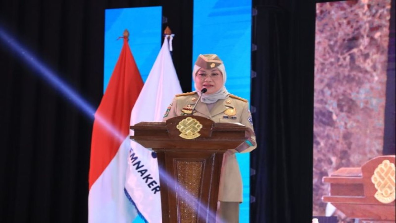 Menaker Ida Fauziyah memberikan sambutan dalam Rapat Koordinasi Nasional (Rakornas) Pengawasan Ketenagakerjaan bertema "Pengawas Ketenagakerjaan Profesional dan Bermartabat untuk Indonesia Maju," di Jakarta, Senin (25/9/2023) malam. (ANTARA/HO-Kemnaker)