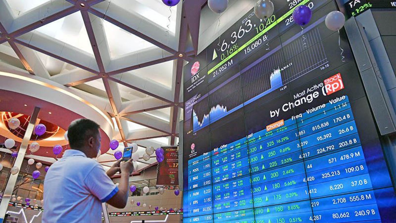 Ilustrasi - Seorang pengunjung memotret layar pergerakan Indeks Harga Saham Gabungan (IHSG) yang menguat di Bursa Efek Indonesia, Jakarta. ANTARA FOTO/Puspa Perwitasari/ama/aa.