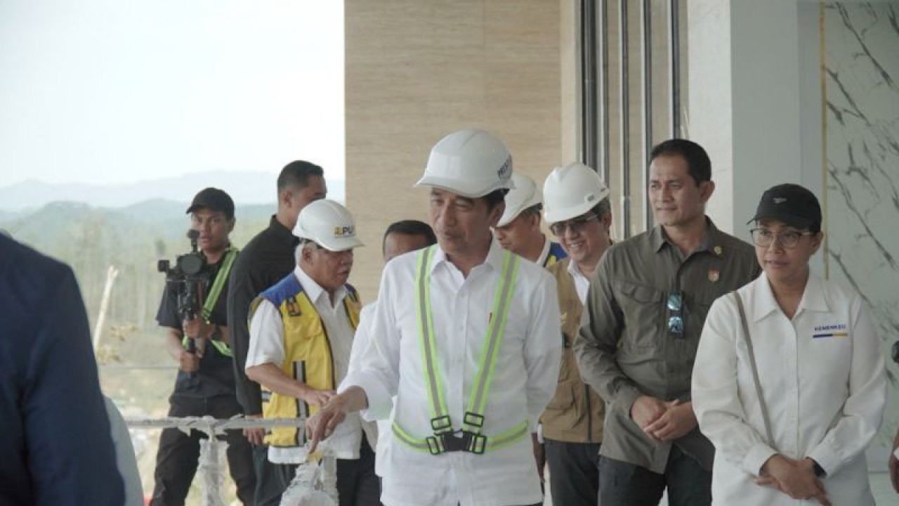 Presiden Joko Widodo meninjau perkembangan pembangunan rumah tapak menteri di Kawasan Ibu Kota Nusantara (IKN), Kabupaten Penajam Paser Utara, Provinsi Kalimantan Timur, Jumat (22/9/2023). (ANTARA/HO-Kementerian PUPR)