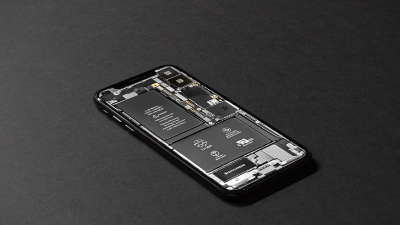 Ilustrasi baterai ponsel lithium ion. (ANTARA/Pexels/Tyler Lastovich)