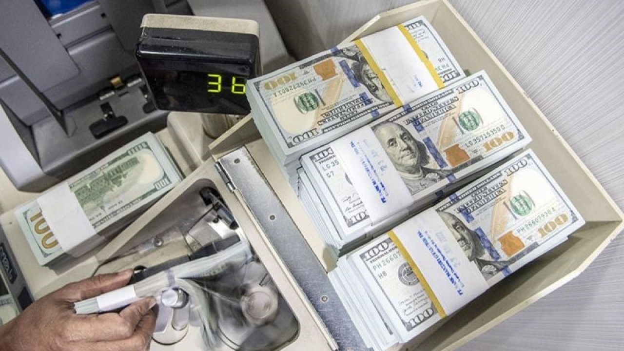 Ilustrasi - Petugas bank menghitung uang dolar AS. ANTARA FOTO/Muhammad Adimaja/YU/aa.