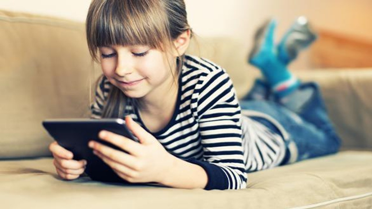 Ilustrasi seorang anak sedang asyik main gadget