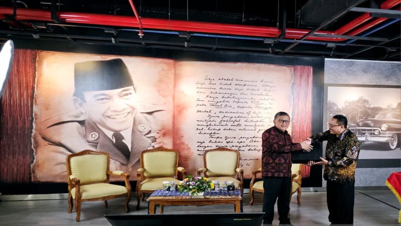 Plt Kepala ANRI Imam Gunarto (kanan) bersama Doktor bidang geopolitik Hasto Kristiyanto (kiri) di Jakarta, Sabtu (30/9/2023). ANTARA/HO-ANRI