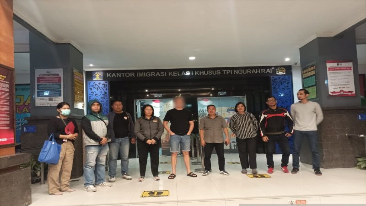Imigrasi Ngurah Rai menangkap buronan interpol asal Rusia (Kelima kanan) di Denpasar, Bali, Jumat (1/9/2023) ANTARA/HO-Imigrasi Ngurah Rai