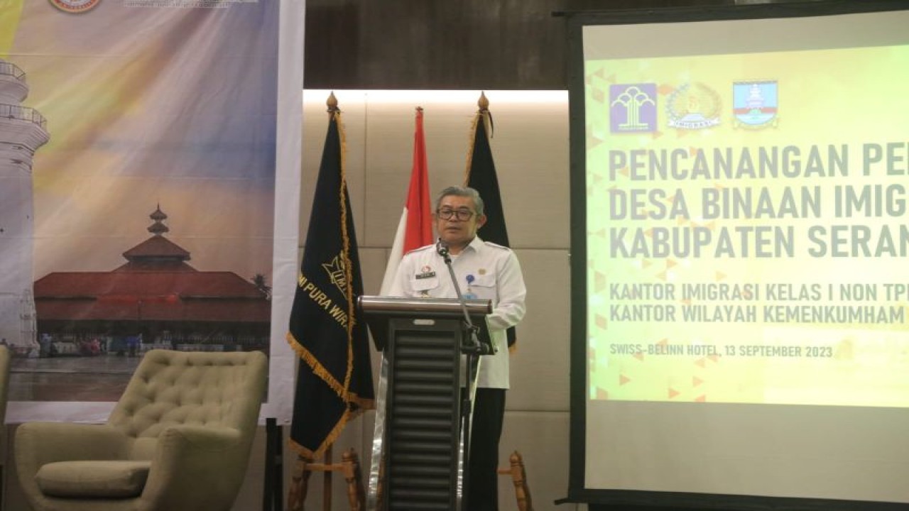 Kepala Divisi Keimigrasian Kantor Wilayah Kementerian Hukum dan HAM Banten Ujo Sujoto memberikan sambutan pada kegiatan pencanangan desa Binaan Imigrasi di Kecamatan Pontang dan Tirtayasa guna mencegah tindak pidana perdagangan orang (TPPO). HO/Imigrasi Serang