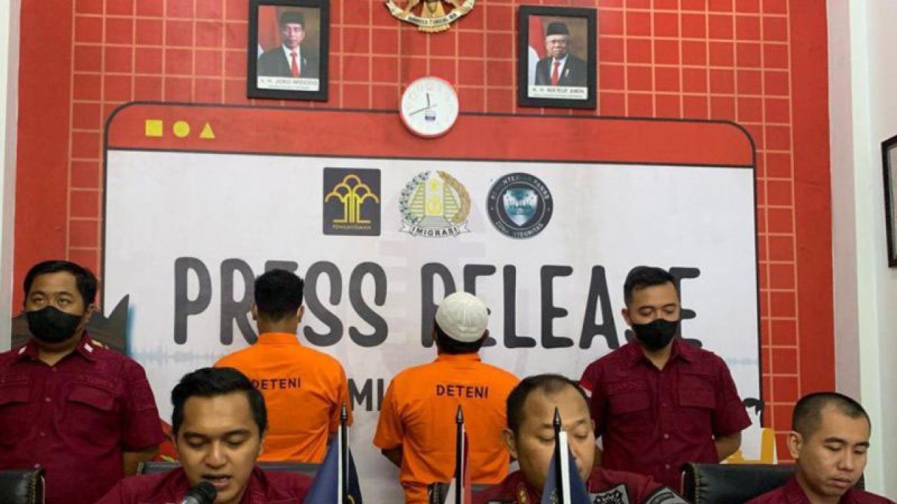 Petugas Kantor Imigrasi Pamekasan, Jumat (29/9/2023), menyampaikan keterangan pers tentang penangkapan dua warga negara asing yang tinggal di Sampang dan Bangkalan. ANTARA/HO-Imigrasi Pamekasan