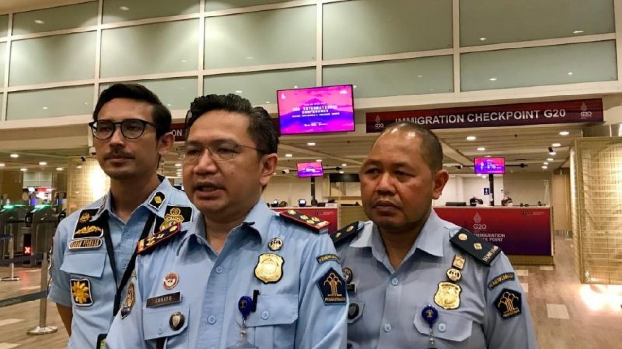 Dokumentasi - Kepala Kanim Kelas I Khusus TPI Ngurah Rai Sugito (tengah) didampingi Plh Kepala Bidang Teknologi Informasi dan Komunikasi Keimigrasian Imigrasi Ngurah Rai Putu Suhendra (kanan) saat memberi keterangan di Bandara Internasional I Gusti Ngurah Rai, Kabupaten Badung, Bali, Senin (17/10/2022) (ANTARA/Genta Tenri Mawangi)