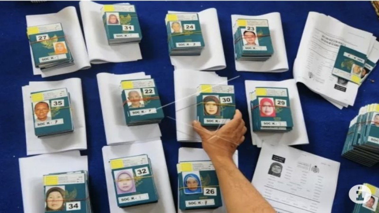 Ilustrasi - Petugas Panitia Penyelenggara Ibadah Haji (PPIH) menata dokumen paspor dan visa jamaah calon haji yang sudah siap untuk dibagikan. (ANTARA FOTO/Aloysius Jarot Nugroho)