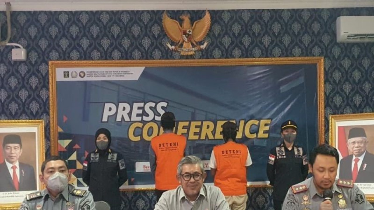 Kepala Kantor Imigrasi Kelas I Non TPI Tangerang, Rakha Sukma Purnama (kanan) memberikan keterangan terkait pengungkapan kasus didampingi Kepala Divisi Keimigrasian Kanwil Kemenkumham Banten, Ujo Sujoto (tengah) dan Kasi Inteldakim dalam kegiatan yang dilaksanakan di Kantor Imigrasi Kelas I Non TPI Tangerang. Selasa. ANTARA/Irfan