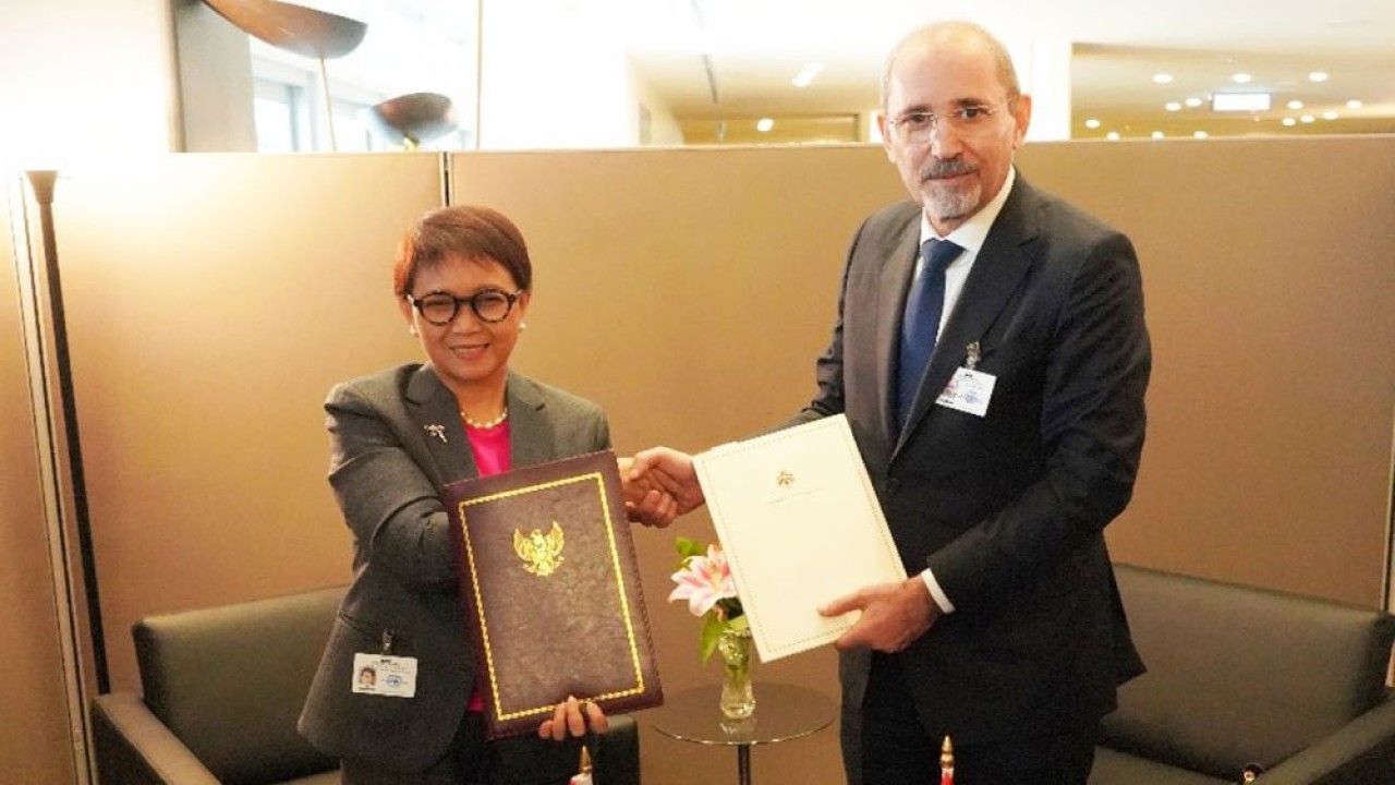 Menlu Retno Marsudi dan Menlu Yordania Ayman Hussein Abdullah Al Safadi telah melakukan penandatanganan Nota Kesepahaman tentang Sidang Komisi Bersama (SKB) untuk memperkuat hubungan bilateral Indonesia dan Yordania, pada Jumat (22/9/2023). (Istimewa/Kemenlu)