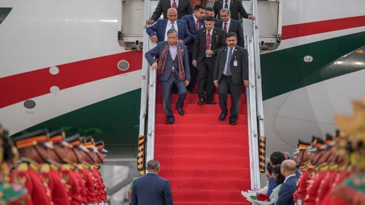 Presiden Bangladesh Mohammed Shahabuddin (kiri) menuruni tangga pesawat saat tiba di Terminal VVIP Bandara Soekarno Hatta, Banten, Senin (4/9/2023). ANTARA FOTO/Media Center KTT ASEAN 2023/Raisan Al Farisi/aww. (ANTARA FOTO/RAISAN AL FARISI)