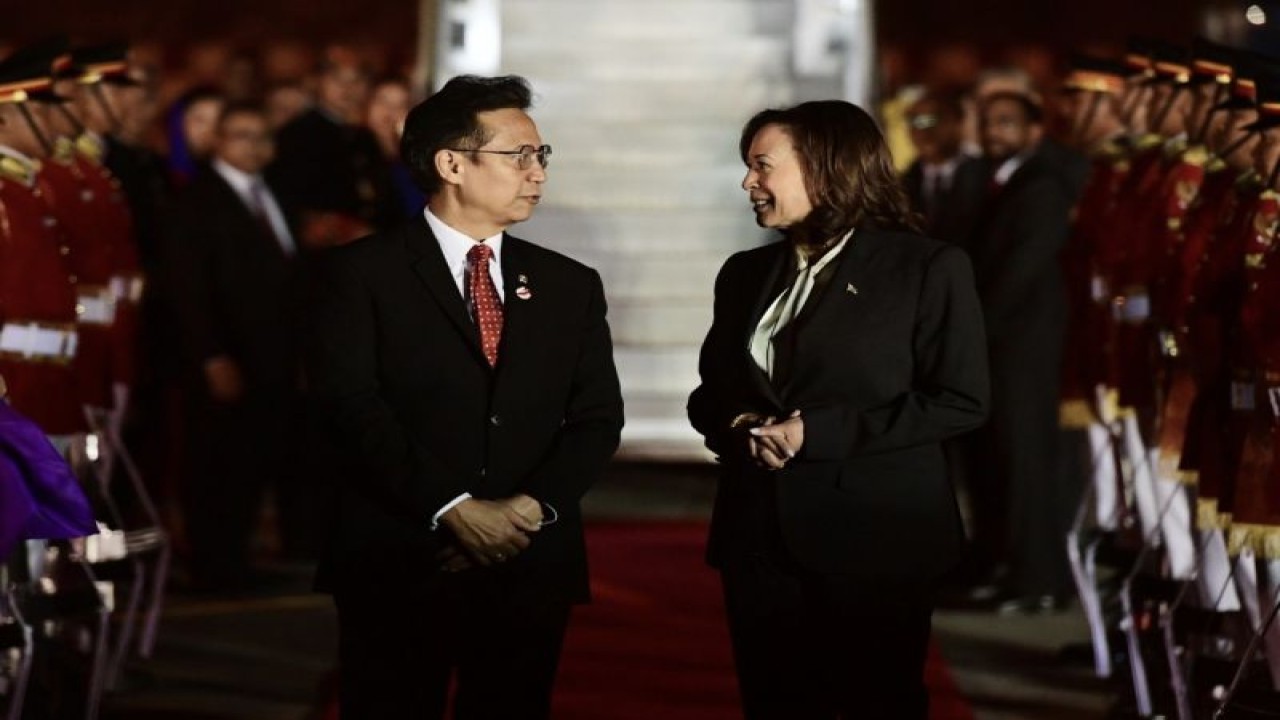 Menteri Kesehatan RI Budi Gunadi Sadikin menyambut kedatangan Wakil Presiden Amerika Serikat Kamala Harris di Bandara Internasional Soekarno-Hatta, Tangerang, Provinsi Banten, pada Selasa (5/9/2023). Kamala diagendakan hadir dalam rangkaian kegiatan KTT ASEAN yang diselenggarakan di Jakarta Convention Center (JCC), Senayan, Jakarta. (ANTARA/HO-Lukas/Biro Pers Sekretariat Presiden).