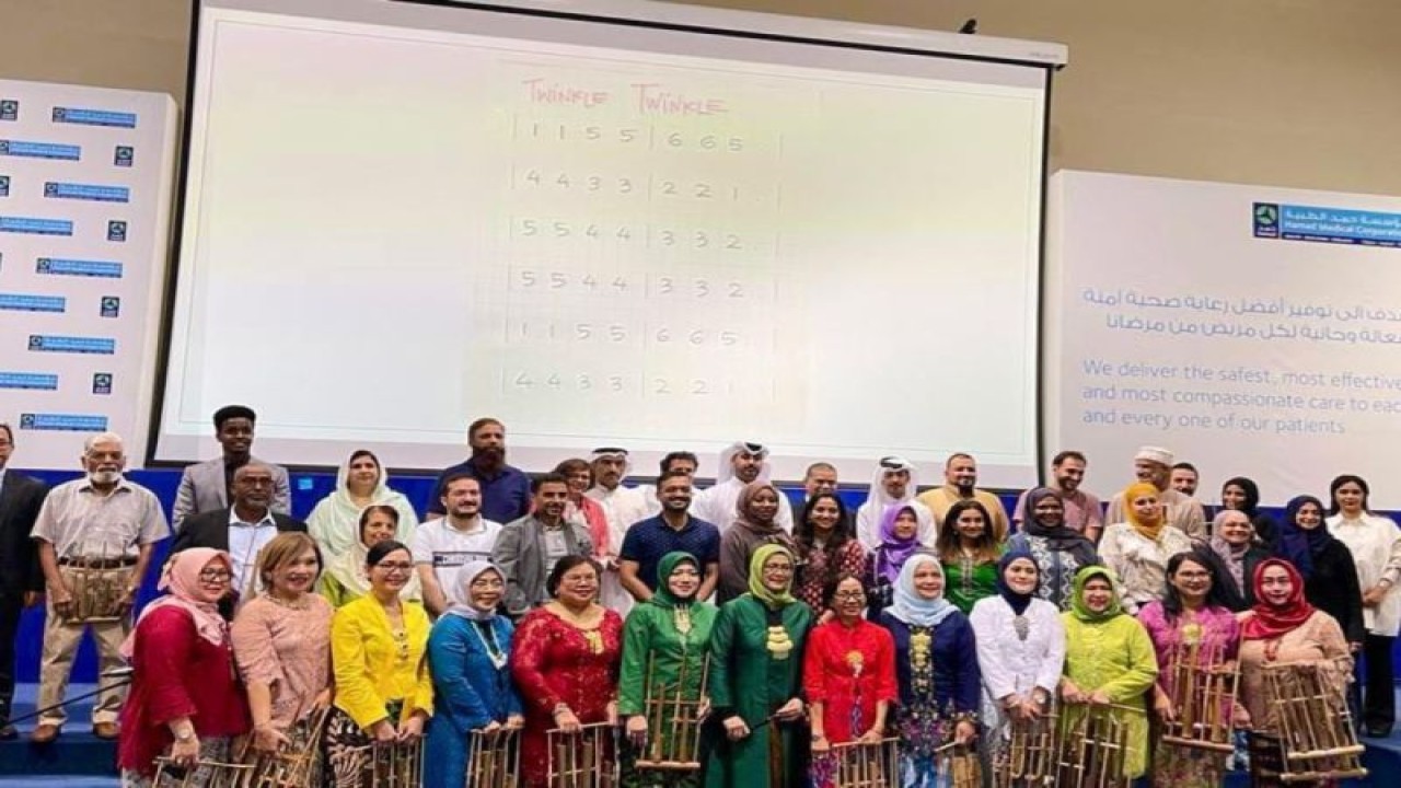 Hamad Medical Corporations (HMC) Qatar menggandeng Alzheimer Indonesia (ALZI) Chapter Qatar, Indonesian Ladies Angklung (ILA) dan KBRI Doha menggelar loka karya tentang pengaruh musik angklung terhadap pasien demensia pada Minggu (17/9/2023).  (ANTARA/HO-KBRI Doha)
