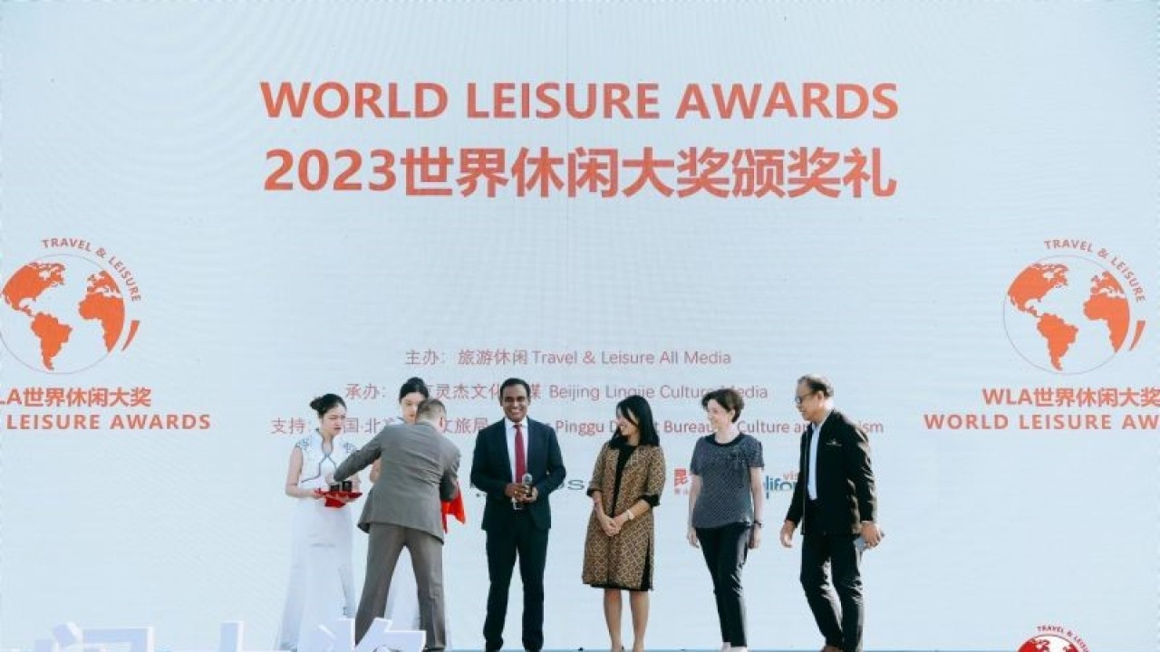 Koordinator Fungsi Penerangan Sosial dan Budaya KBRI Beijing Dewi Avilila (baju batik) menerima penghargaan World Leisure Award (WLA) 2023 di Bibo Island, Jinhai Lake, Pinggu, Beijing. (ANTARA/HO-KBRI Beijing)