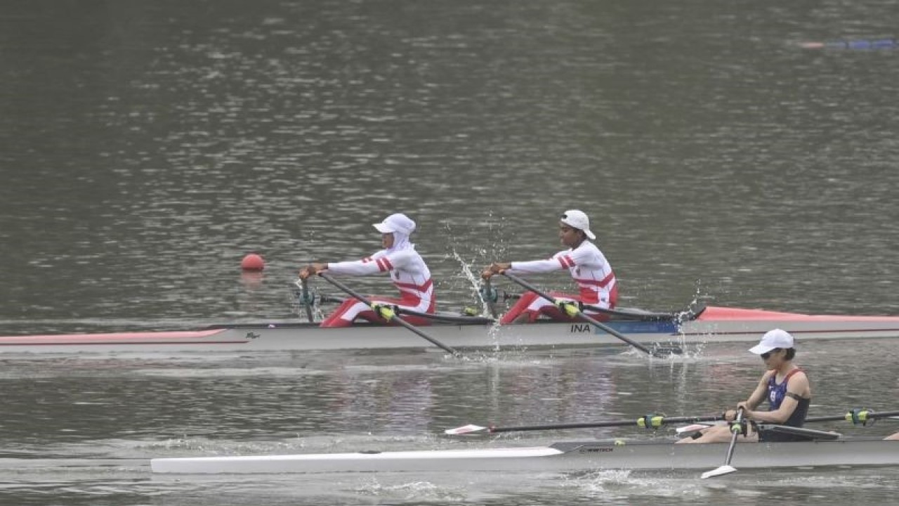 Pedayung putri Indonesia Chelsea Corputty (tengah) dan Mutiara Rahma Putri (kiri) memacu kecepatan pada final nomor lightweight women's double sculls Asian Games di Fuyang Water Sports Center, Hangzhou, China, Minggu (24/9/2023). Chelsea Corputty dan Mutiara Rahma Putri meraih medali pertama bagi Indonesia pada Asian Games 2022, yakni medali perunggu. ANTARA FOTO/Hafidz Mubarak A/tom.