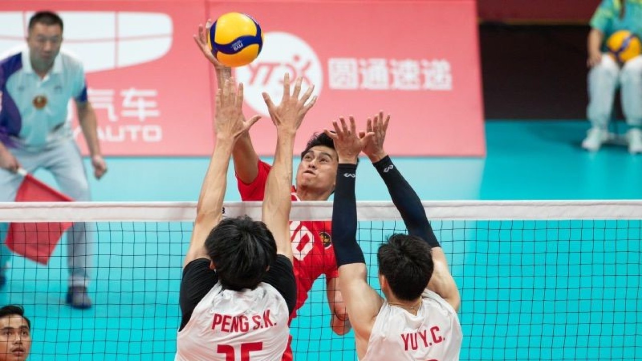 Pemain timnas voli Indonesia Fahri Septian melakukan spike saat menghadapi timnas China pada babak 12 besar dalam ajang Asian Games 2022 yang berlangsung di Linping Sport Center Gymnasium, Hangzhou, Zhejiang, China, Jumat (23/09/2023). (HO-NOC Indonesia)