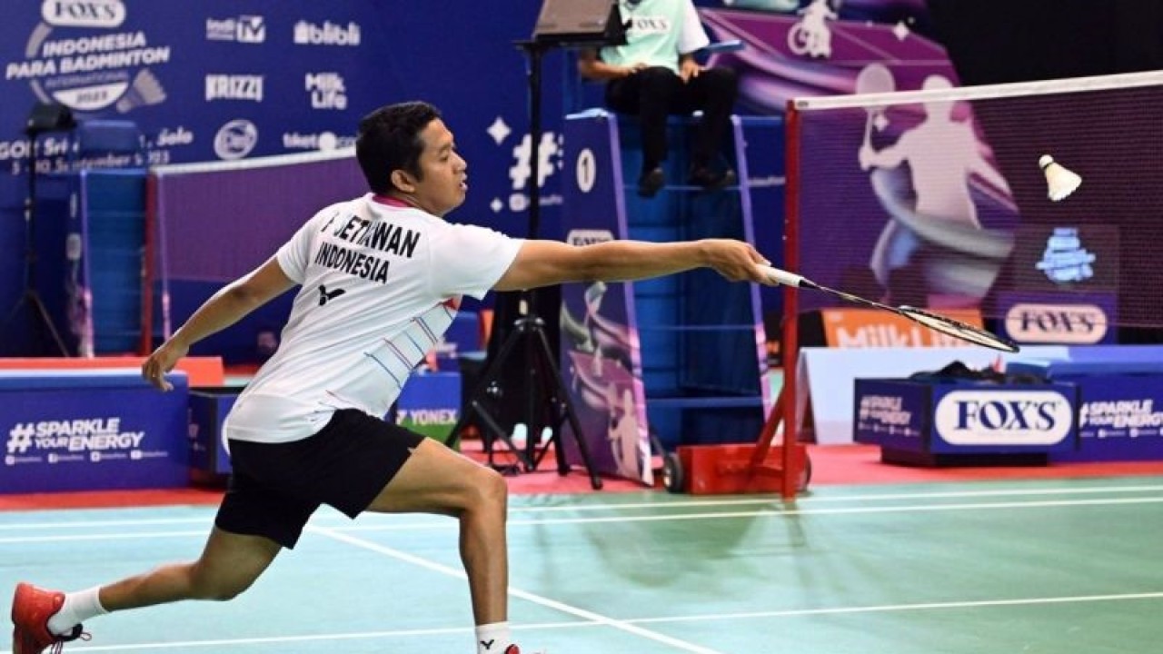 Tunggal putra Indonesia, Fredy Setiawan bertandingan melawan pemain asal India, Subhrajeet Maharana, di turnamen FOX'S Indonesia Para Badminton International 2023,  di GOR Sritex Arena Solo, Jawa Tengah, Kamis (7/9/2023). ANTARA/NPC Indonesia.